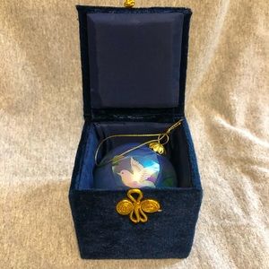 Pier 1 Li bien glass Reverse Hand Painted Christmas ornament, Doves 2002 w/box